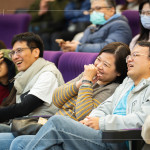 講師以生動(dòng)逗趣的方式，分享生活趣事，妙語(yǔ)如珠，讓家族好友們笑聲不斷、樂(lè)在其中，現(xiàn)場(chǎng)洋溢著歡樂(lè)的氛圍。