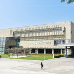 三月初春之際，相聚國(guó)家級(jí)藝術(shù)殿堂－國(guó)立臺(tái)灣美術(shù)館，聆聽(tīng)一段充滿轉(zhuǎn)折起伏的星途旅程。