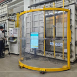 測驗氣密窗『抗風(fēng)壓』性能時，全程使用防護設(shè)備，預(yù)防試驗過程中玻璃爆裂。