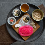 舒心午後，帶著大家來(lái)場(chǎng)糕點(diǎn)品茗，喝著杉林溪的生態(tài)紅茶、品嘗鹹甜交織的傳統(tǒng)肉餅、意想不到的鳳片龜口感、鹹香濃稠的麵茶等中式糕點(diǎn)。