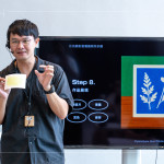 藍(lán)曬藝術(shù)家-許翰殷，以藍(lán)曬法教學(xué)引導(dǎo)，結(jié)合自然媒材與負(fù)片創(chuàng)作，帶領(lǐng)住戶製作獨(dú)一無二的明信片。 