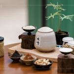 從古日本傳入至今，味噌早已融入臺灣的飲食日常，無論是湯、醬或佐料，都成為家常裡的一抹溫暖。