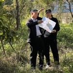 即使是一棵樹的規(guī)劃，也需方方面面、適居適所，為社區(qū)打造自在森活的綠意空間。(圖左為新業(yè)建設總經(jīng)理-簡福榮、圖右為國際金獎建築師-楊家凱)