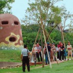 由日本藝術(shù)家-駿 河敏 構(gòu)思、並親自拼貼彩繪馬賽克的這座涵洞碉堡有一種魔力，不僅小孩堅持要爬上幾遍冒險，更讓大人漾起童心與想像力，回味那段沒有顧慮只願開心玩樂的童年往事。
