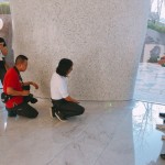 每座形狀與曲線都獨(dú)一無(wú)二的柱體底部，踢腳板的裝設(shè)一點(diǎn)也不馬虎，實(shí)心用材、手工打造，連接地面與柱底完美貼合，幾乎無(wú)縫接軌。