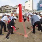 由新業(yè)大家長(zhǎng) 穆椿松榮譽(yù)董事長(zhǎng)(左一)領(lǐng)導(dǎo)鋤土、堆土，代表動(dòng)土工程正式開(kāi)始，也象徵往後工程一切平安順利。