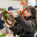 充滿祝福的節(jié)日即將到來，提前感受指尖上的聖誕，一圈圈纏繞的不只是花與葉，更是一份為自己編織的祝福與溫柔。