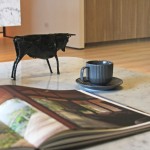 緩慢的生活不必捨近求遠，一口卡布奇諾、一項藝術擺飾，一本雜誌中你愛的頁數(shù)，伴隨著時而飄揚、時而雀躍的音符，幸福感恰到好處。