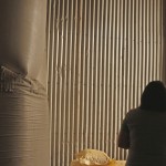 「民以食為天，食以米為先」，這些稻米在進(jìn)入我們的餐碗前，都曾在碾米廠及穀倉裡經(jīng)過一道道程序與嚴(yán)謹(jǐn)?shù)钠焚|(zhì)把關(guān)，經(jīng)由這些費(fèi)工的處理，才能贈(zèng)予那位，新業(yè)心目中重要的人。