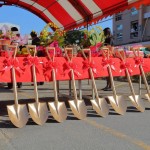 在陽光底下發(fā)出金黃色光輝的金鏟子，每把都身負(fù)重任，將開啟東區(qū)「新業(yè)自由居」美好家園。
