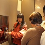 「嵌入式烤箱」正是我們烹調(diào)時(shí)的得力助手，時(shí)間及溫度的掌控，透過智慧化及自動(dòng)化，不必在廚房忙得團(tuán)團(tuán)轉(zhuǎn)!