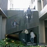 有別於直上設(shè)計的階梯，身形優(yōu)美的旋轉(zhuǎn)梯，帶領(lǐng)人們以不同角度及高度，擁有更廣更多元的視野，嘗試更多欣賞新業(yè)宜家的面向。