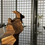 夕陽如金箔般灑上魯班獎(jiǎng)，讓原本沉穩(wěn)的質(zhì)材更顯得高貴與尊榮，就像光與空間的關(guān)係，迎接光、採納光，讓空間張力層層推進(jìn)。