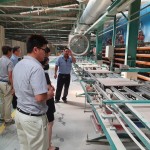 經(jīng)由壓模機壓製成型，一批批躺平的磁磚，發(fā)現(xiàn)工臺上夾著一片片的菜瓜布，原來是藉由粗糙的表面，可將磁磚上的石灰粉末一一掃除。