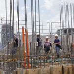 工地師傅穿梭在樓板上，忙著進(jìn)行頂版灌漿的前置工程，為未來的住戶守護(hù)穩(wěn)定的居住品質(zhì)。