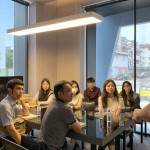 每一位新進(jìn)正聚精會神地聆聽，希望能更透徹了解新業(yè)建築、設(shè)計(jì)、銷售、營造、客服、深耕家族，全方位的服務(wù)與落實(shí)。