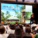 藉由藝術(shù)家的視角，探索各國的歷史、地理、建築、人文、藝術(shù)，更了解當(dāng)?shù)氐娘L(fēng)俗民情，並挖掘到獨(dú)特的面相。