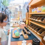 舒壓的天然香氛，擺放各式各樣的產(chǎn)品，小妹妹也沉浸在這淡雅的香氣中。