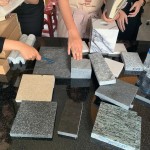 石材的性格攸關(guān)空間的品味與安全性，除了以肉眼判斷，也需要親自以膚觸判斷，諳其硬度、紋路、隔音及防水性，適合在哪一片牆、哪一處場域。