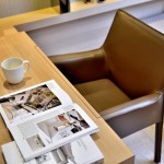 拉開(kāi)木紋皮質(zhì)座椅，在充滿(mǎn)療癒感的空間內(nèi)，穿梭在字裡行間的同時(shí)爬梳自己的思緒，讓心靈重新得到富足。