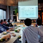 新業(yè)團(tuán)隊(duì)在會(huì)議中，提出各自的專業(yè)見解、討論出「美學(xué)兼具實(shí)用」的餐廚空間，同時(shí)想像著未來住戶在餐桌上談笑風(fēng)生、笑容可掬的溫馨畫面。