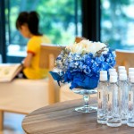 演講廳充滿著大人們?nèi)褙炞⒌臍庀?，在閱讀區(qū)一隅，是孩子們投入繪本的靜謐空間。在講師與聽眾間，及孩子與書之間，相得「益」彰，共「品」生活。