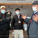 新業(yè)建設(shè) 創(chuàng)辦人 穆椿松先生(右一)帶領(lǐng)新業(yè)建築團(tuán)隊(duì)，一同為來(lái)訪的建築先進(jìn)們旅讀『自由居』建案。