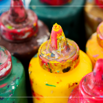 在聖誕節(jié)前夕，摸索多彩的顏料，塗鴉屬於你的節(jié)日創(chuàng)作，揮筆舒心的療癒時(shí)光。