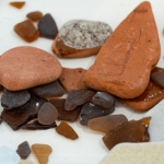 歷經(jīng)無數(shù)次的拍打沖刷，原本鋒利的外表已不復(fù)見，取而代之的是那五顏六色、晶瑩剔透的美麗容貌，最美海廢，就藏身在海岸邊等待著我們?nèi)グl(fā)掘。