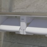 捲筒式衛(wèi)生紙架上方結(jié)合平臺(tái)設(shè)計(jì)，也能作為暫時(shí)置物的小空間，使用上多了選擇性與便利性。