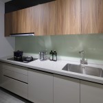 檯面下方的隱藏式洗碗機，節(jié)省時間的好幫手，水槽下方的逆滲透淨水器，去除雜質(zhì)、抑制細菌，提供安全無虞的水質(zhì)。