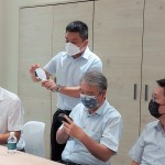 新業(yè)建設(shè)榮譽董事長穆椿松先生（右二）與設(shè)計部、行銷部團隊至『麗舍衛(wèi)浴』實地選材，滿足住戶對衛(wèi)浴生活美學的想像。