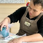 羊毛皂「氈縮」的過程，能讓覆蓋在皂體上的羊毛更加緊實、貼合，使人在使用時，絲絲羊毛不易脫落。手工製作的挑戰(zhàn)是，剛開始?xì)挚s的羊毛較鬆軟，若過度施壓容易使皂體變形，相當(dāng)考驗技巧。