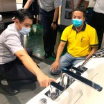 建築專家與衛(wèi)浴專家的對話，透過熱切的討論與實際感受，打造住戶想要的「好感衛(wèi)浴」。(圖左一為新業(yè)建設邱正光副總經理)