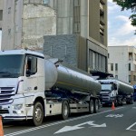 缺水期間的用水，不僅影響民生，大大影響中科的工業(yè)用水，在這次中部旱情拉警報之際，新業(yè)協(xié)助24小時不分日夜專車專送的大型水車。