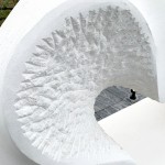 一敲一鑿的雕刻出一絲一絲的紋路，呈現(xiàn)出的粗糙面與打磨面，形成有趣的對(duì)比。