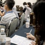 住戶全神貫注、認(rèn)真聆聽說明，記錄下每一個需要注意的細(xì)節(jié)，期望讓格局、動線與擺設(shè)更貼近理想生活，共同期盼著未來的家。