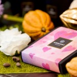 精美的裝飾擺盤，搭配浪漫的輕音樂(lè)，讓大家先用視覺(jué)、聽(tīng)覺(jué)，開(kāi)啟了這場(chǎng)巧克力風(fēng)味之旅，動(dòng)手品嚐各款巧克力，再開(kāi)啟味覺(jué)、嗅覺(jué)、觸覺(jué)的體驗(yàn)，也是為一場(chǎng)感官風(fēng)味之旅。