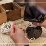 抓取藥材，包起、壓緊、編綁成球，感受草本植癒之外，還增添了另一份手感溫度，透過捶打、按壓，舒緩疲勞、釋放壓力。