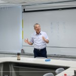 新業(yè)建設(shè)名譽(yù)董事長(zhǎng)－穆椿松先生（圖中），親身帶領(lǐng)新進(jìn)員工，以「主動(dòng)、積極、樂(lè)觀」的態(tài)度去面對(duì)難題，鼓勵(lì)新進(jìn)培養(yǎng)應(yīng)有的工作能力，並分享公司的經(jīng)營(yíng)方針與社會(huì)責(zé)任。