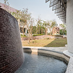 曲柱與鏡面?zhèn)€別貼合，引入自然光與水瀑磚景