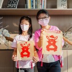 隨著年味越來越濃，告訴孩子們這就是我們的年！秀出一起創(chuàng)作的作品，共同期待
新年的到來。