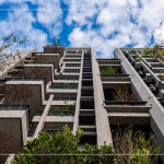 以樹島為概念，依循臺(tái)中的微氣候、季風(fēng)、日照條件，款待適合的樹種回家，
輕盈綠意走入生活，讓建築不再是冰冷的水泥叢林，更為家中留下一方世外小
桃源。