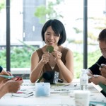 陽(yáng)光明媚的周六下午，剪紙藝術(shù)家—楊雅婷Wuba Yang (圖中)，與住戶們一同度過一場(chǎng)綠藝喃喃的剪紙時(shí)光。