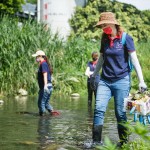 新業(yè)積極響應(yīng)永續(xù)發(fā)展，遵循對(duì)ESG的核心理念，身為土地開發(fā)者，我們更是有責(zé)任珍惜腳下的淨(jìng)土 。(圖為新業(yè)同仁參與臺(tái)中筏子溪－淨(jìng)溪日)