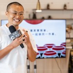 溫暖舒適的周六午後，邀請到御鼎興第三代製醬人—謝宜哲，與住戶分享著「全世界唯一的」手工黑豆醬油—在Taiwan。