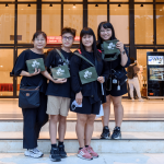 等待進(jìn)場的時間裡，與家人好友抓緊機(jī)會，留下美麗難忘的合影。