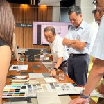 除了材質優(yōu)劣的判斷，更需要統(tǒng)整整體美感與機能性，在團隊熱絡的討論下，規(guī)劃出最適合住戶且匹配的物件。（圖中為卓勝隆董事長、圖右為簡福榮總經理）