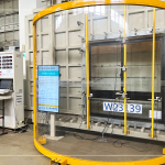 測(cè)試氣密窗『抗風(fēng)壓』性能，使用防護(hù)設(shè)備，防止在試驗(yàn)時(shí)，玻璃爆裂，選用的氣密窗也達(dá)到試驗(yàn)等級(jí)標(biāo)準(zhǔn)。