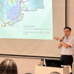 新業(yè)建設(shè) 蕭智夫 建築師，至東海大學(xué)建築營隊與學(xué)子們分享，在房地產(chǎn)業(yè)中建設(shè)公司與建築事務(wù)所的角色，藉由淺談分享，讓孩子們初步了解並認識房地產(chǎn)業(yè)。